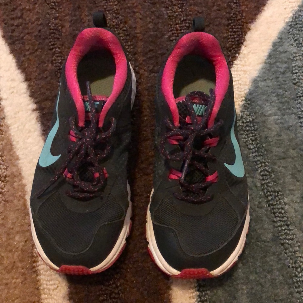Tennis shoes